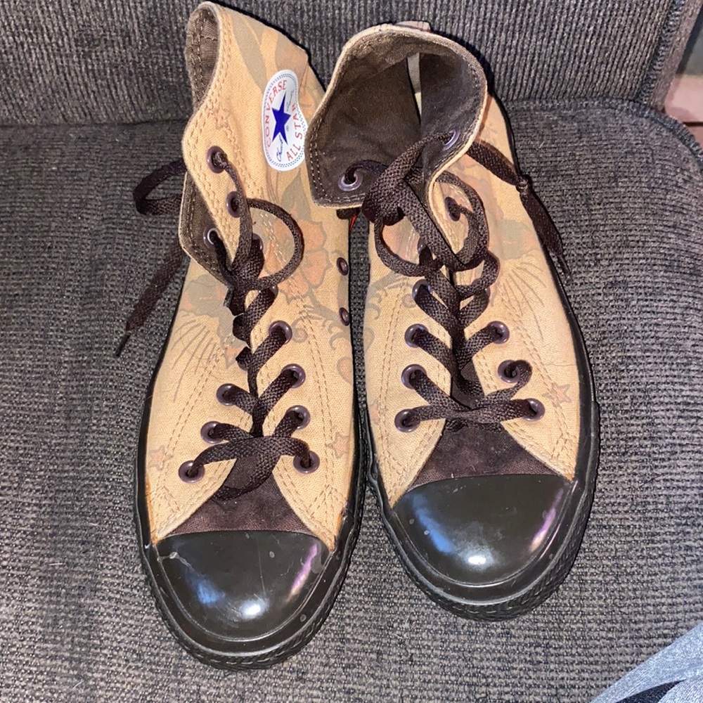 Men’s chuck taylors size 8